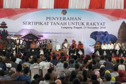 Presiden serahkan sertifikat tanah di Lampung Tengah