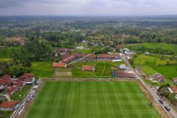 Artikel - Semangat Desa Cisayong bangun lapangan berstandar FIFA