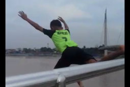 Pengunjung ngeri menyaksikan bocah berloncatan dari jembatan Gentala