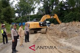 Pembersihan longsor Toba Samosir gunakan lima escavator