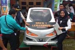 Tak Perlu Lagi Antre BBM, Pria Ini Berangkat ke Kantor Pakai Motor Listrik