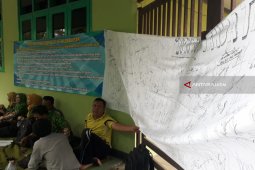 Puluhan GTT-PTT di Pakusari Jember Mogok Mengajar