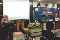 Buku "Hujan Emas di Negeri Orang" diluncurkan