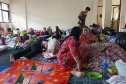 Warga bertahan di pengungsian meski banjir di Kabupaten Bandung surut