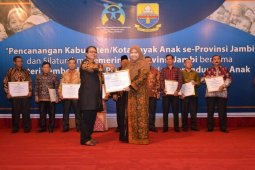 Bupati Masnah terima sertifikat dari Manteri PPPA
