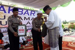Kapolres Langkat beri cenderama buat ulama