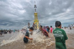 Ribuan orang ikuti Festival Mandi Safar di Tanjabtim