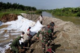 Kodim 0204/DS perbaiki tanggul Sungai Belutu