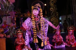 Juju Masunah perkenalkan tari topeng Cirebon hingga Inggris