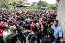 Ribuan suporter antre dapatkan tiket Indonesia vs Malaysia