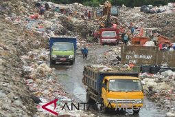 Warga Burangkeng tuntut kompensasi uang bau