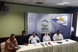 Ratusan wisatawan Pantai Tanjung Lesung dikabarkan diterjang gelombang tinggi