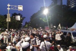 Massa Reuni 212 padati Monas dengan keluarga