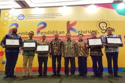 Mendikbud Beri Penghargaan Kepada Alfamart Karena Membantu Tekan Pengangguran