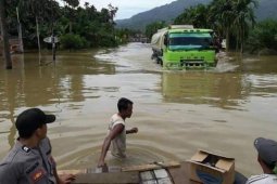 Transportasi darat Tapaktuan-Subulussalam lumpuh