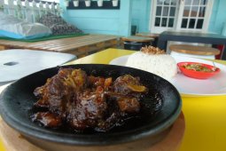 Menikmati Nasi Iga Bakar dalam suasana pantai di Uwak Cafe