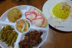 Lezatnya nasi kuning Ambon di Kopi Oey