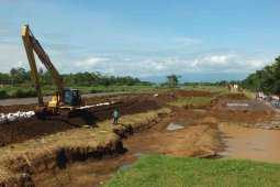 Perbaikan Tangkis Sungai Tanggul Penyebab Banjir di Jember Dikebut