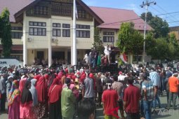 Ratusan warga demo di depan DPRK Aceh Barat