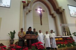 Ajak Umat Bergandengan Tangan, Pakde Karwo Imbau Wujudkan Kehidupan Harmonis