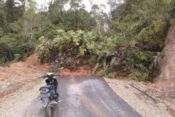 Meterial longsor timbun jalan Parmonangan