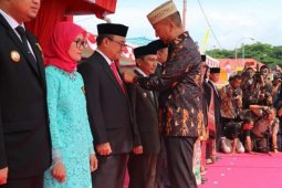 Regent of Tabalong receives Satyalencana Kebaktian Sosial
