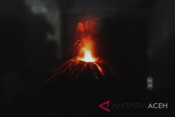 Gunung Anak Krakatau meletus
