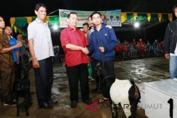 Bupati Tapsel tutup turnamen bulu tangkis Camat Cup VIII 2018