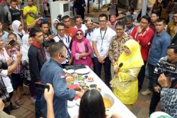 Antam latih warga Sanggau membatik