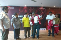 Pramuwisata di Sumut dapat rompi dari Telkomsel