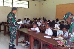 Peduli pendidikan, prajurit Satgas Yonif 126/KC jadi guru