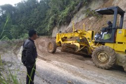 TPL kerahkan "Grader" evakuasi material longsor di Parmonangan