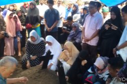Pemakaman Bani  Seventeen diiringi ratusan pelayat beragam kalangan