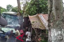 Bus ALS tabrak pohon, satu orang tewas