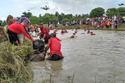 "Bekarang besamo" dan mancing tradisional  meriahkan HUT Batanghari