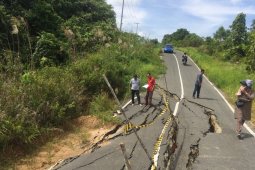 Ruas Jalan Mentawir-Wonosari Penajam Nyaris Putus