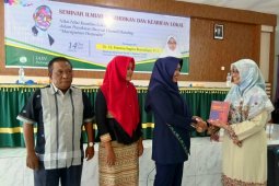Puteri Basyral Hamidi Harahap sumbangkan buku ke IAIN Padangsidimpuan