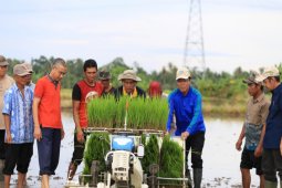 Tanah Laut distributes tools and agricultural machinery to farmers