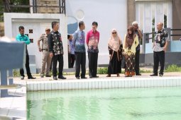 Tinjau kondisi kolam renang