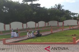 Masyarakat Meulaboh ziarahi kubur korban tsunami