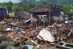 Polda Lampung libatkan anjing pelacak cari korban tsunami
