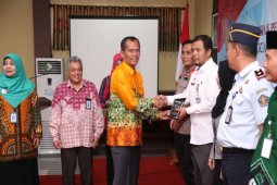 Bupati serahkan penghargaan satker terbaik kelola keuangan