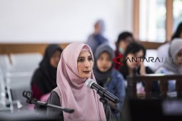 Inneke Koesherawati sebagai saksi kasus suap suaminya Fahmi