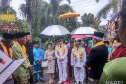 Sahani Saleh-Isyak Meirobie disambut secara adat melayu Belitung
