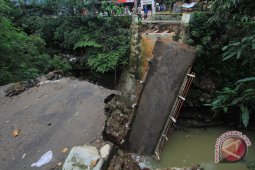 Warga Riko Penajam Terisolir Akibat Jembatan Terputus