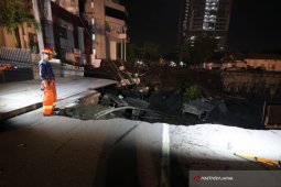 Petugas Lakukan Pencarian Kemungkinan Ada Korban Jalan Ambles (Video)