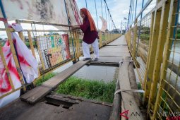 Jembatan penghubung rusak