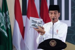 Presiden Joko Widodo berkoko dan sarung saat kunjungi Jawa Timur