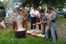 Disdukcapil Bengkulu Selatan bakar 10.200 keping KTP-E invalid