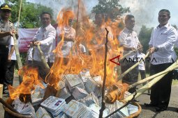 Kemendagri musnahkan KTP-EL rusak